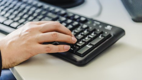 Hand auf Tastatur