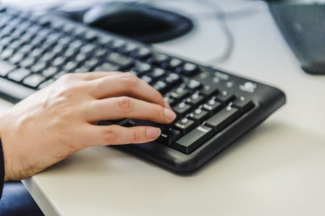Hand auf Tastatur